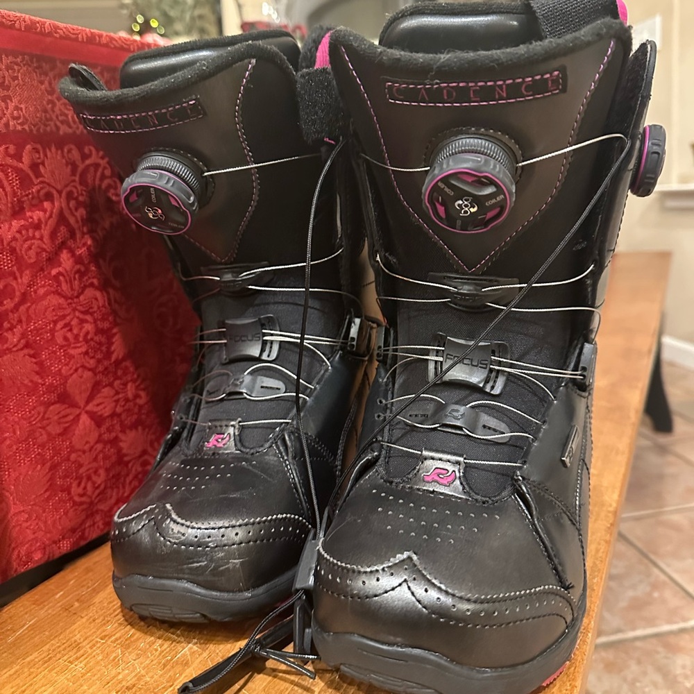 ride cadence women size 7 snowboarding shoes (used)
